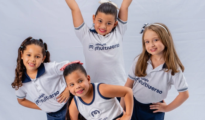 Alunas sorridentes do Colégio Multiverso com uniforme da escola